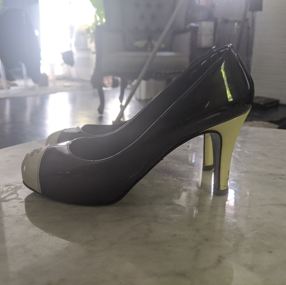 Unique Chanel two tone pumps - Picture 6 of 6